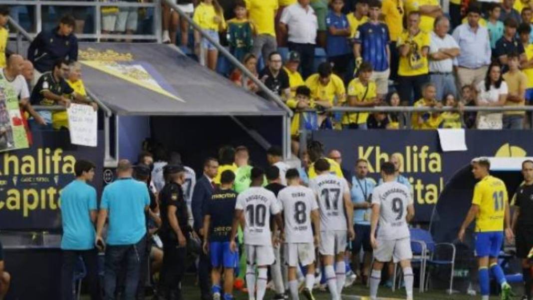 Barcelona maçında korku dolu anlar! Oyun yarıda kaldı, herkes soyunma odasına gönderildi: Tarihte görülmemiş olay 6